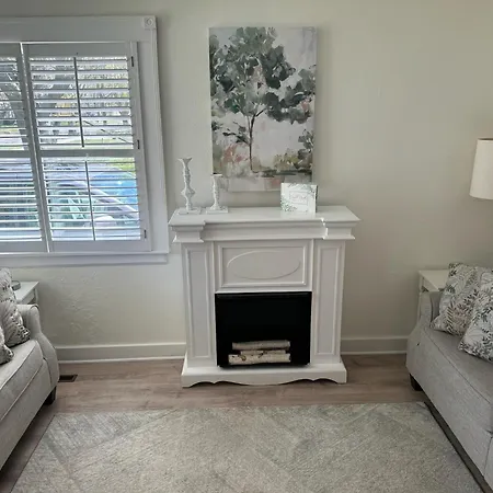 Cozy Neutral Farmhouse, Coffee Provided, Relaxation Optional